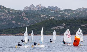 Selezione Zonale Optimist a Squadre: spettacolo a Cannigione tra vento leggero e strategia